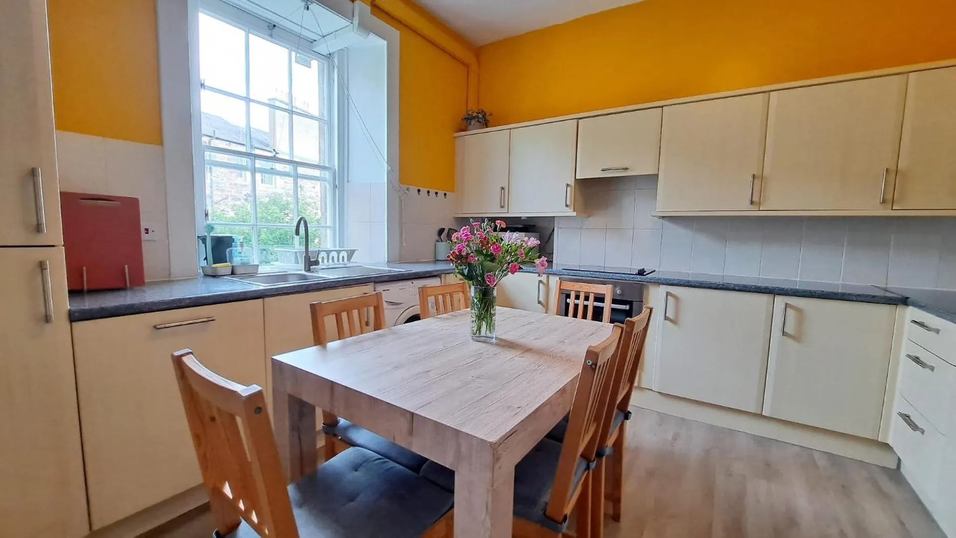 Spacious Victorian Flat In Edinburgh City