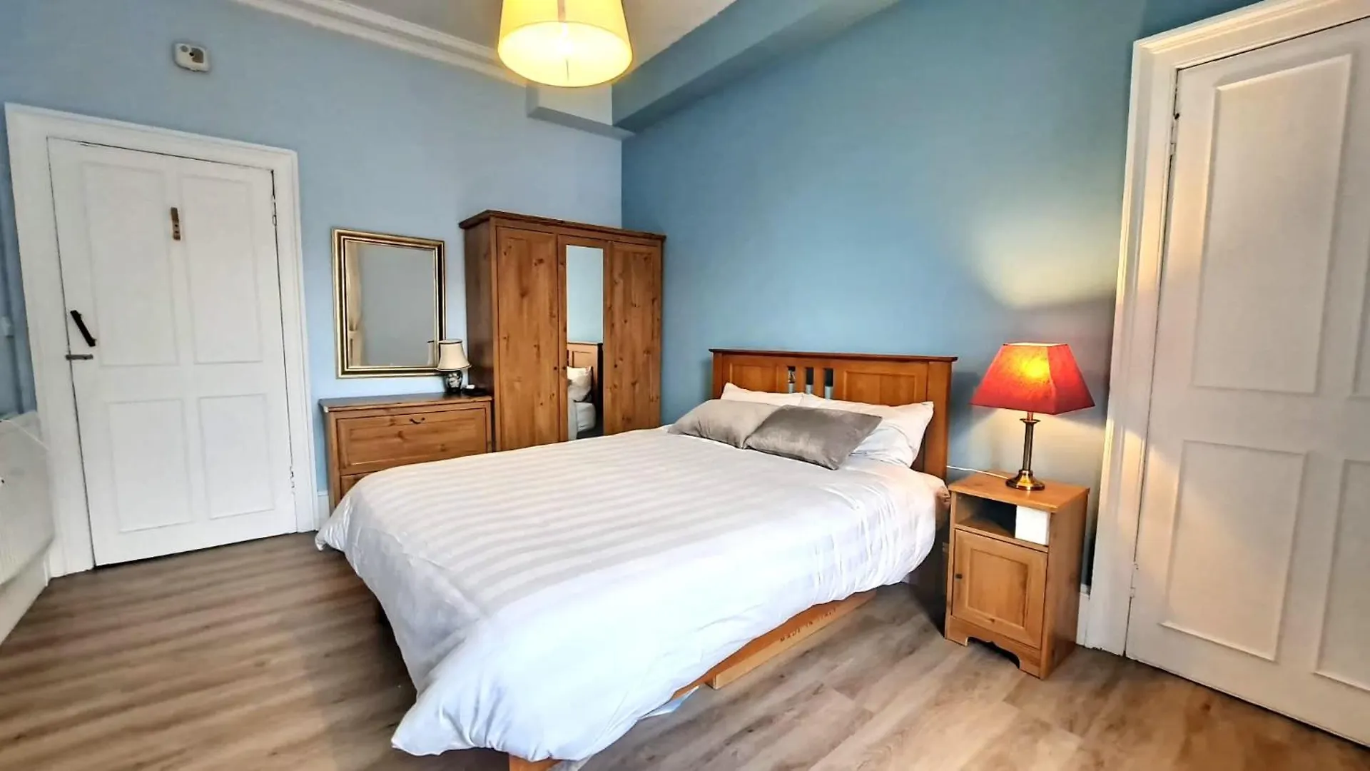Spacious Victorian Flat In Edinburgh City Apartment